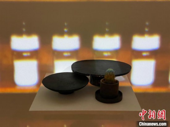 图为艺术家用废弃咖啡豆制作的艺术作品。　刘旭 摄