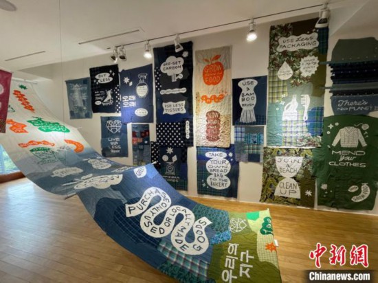 图为艺术家用废弃布料制作的布艺作品。　刘旭 摄
