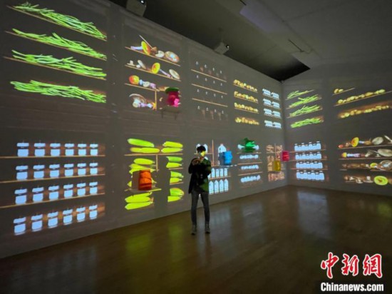 图为观众参观可降解材料废弃物艺术品展厅。　刘旭 摄