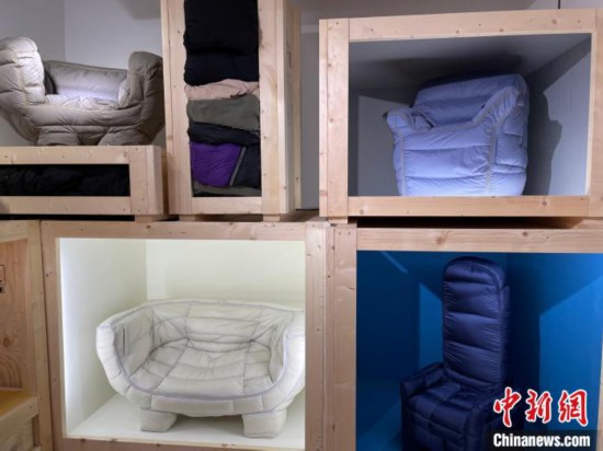 图为艺术家Jinyeong Yeon用废弃羽绒服制作的沙发椅。　刘旭 摄