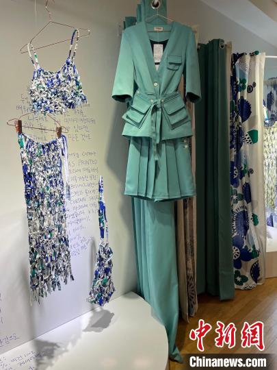 图为艺术家用废弃窗帘制作的服装。　刘旭 摄