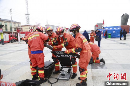 图为玛多县消防救援大队队员搭建便捷卫星。　马铭言 摄