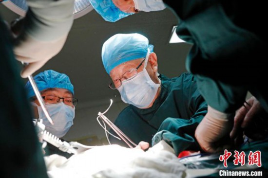 吴孟超为病人做手术。　殷立勤 摄