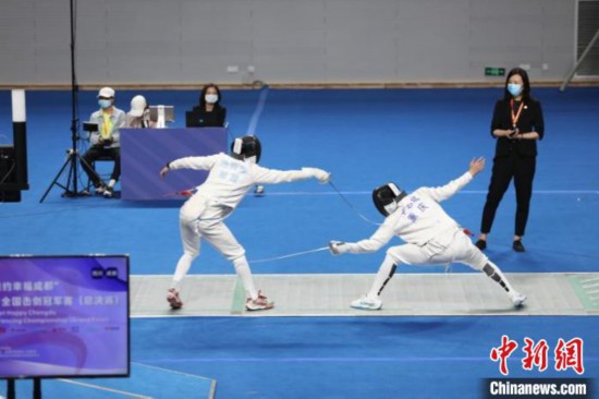 击剑比赛现场。　龚苪 摄