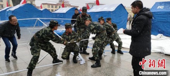 武警青海果洛支队：官兵紧急出动实施救援