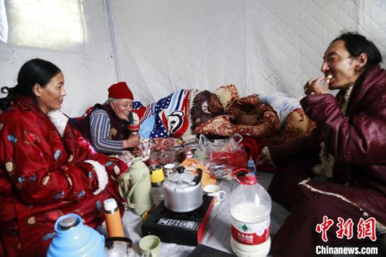 图为安置民众在帐篷内。　马铭言 摄