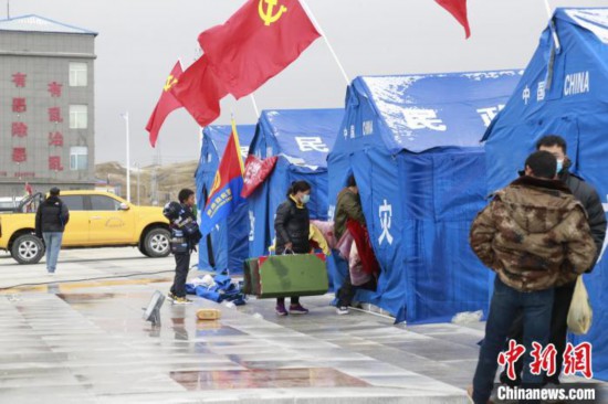 图为民众入住安置帐篷。　马铭言 摄
