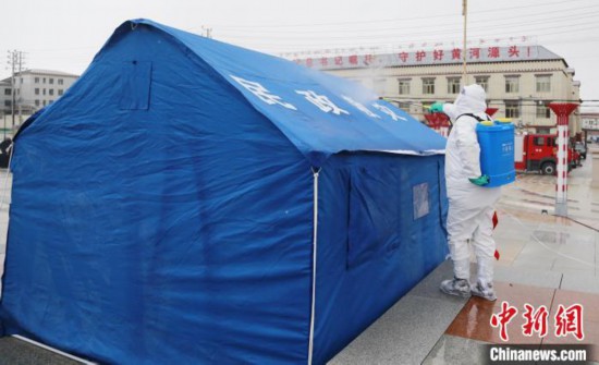 图为县疾控工作人员开展消杀。　马铭言 摄