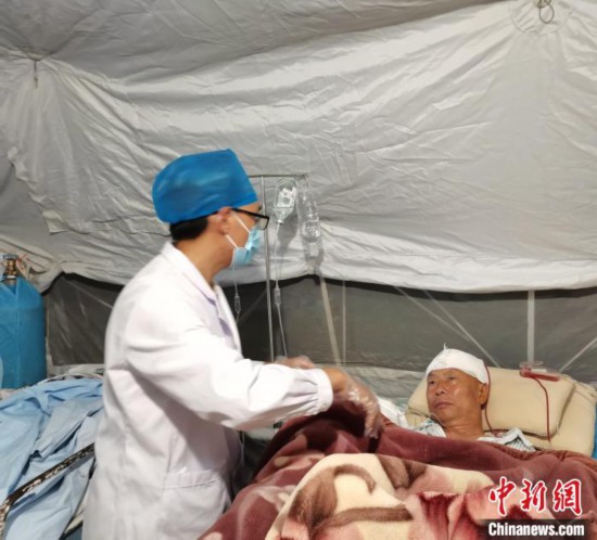 云南漾濞6.4级地震：陆军第75集团军医院开设野战医院应对震灾