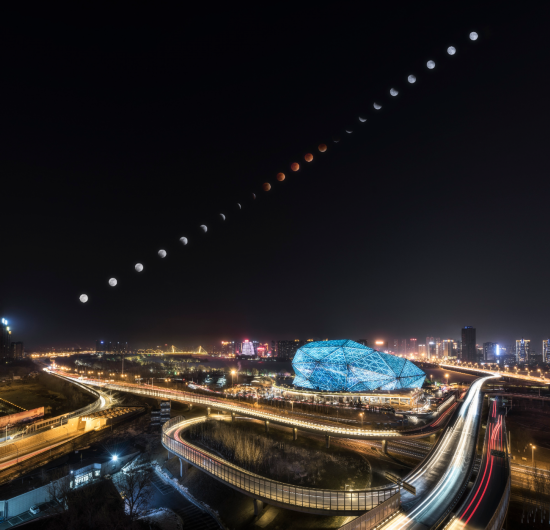 辽宁省天文爱好者孙建鑫2018年1月31日在沈阳盛京大剧院拍摄的“月食项链”照片。(孙建鑫本人供图)