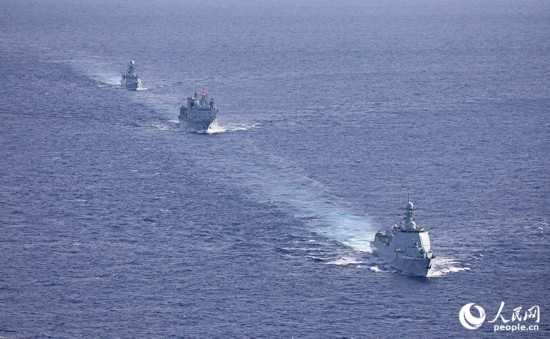 单纵队破浪前行。