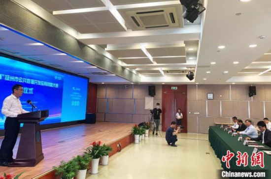 佘俊臣说，&ldquo;&lsquo;让数据多跑路，群众少跑腿&rsquo;，着力打造&lsquo;好地方、事好办&rsquo;政务服务品牌。&rdquo; 崔佳明 摄