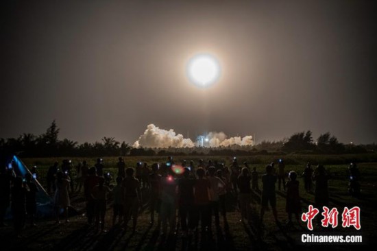 中国在文昌航天发射场用长征七号遥三火箭成功发射天舟二号货运飞船。骆云飞 摄 