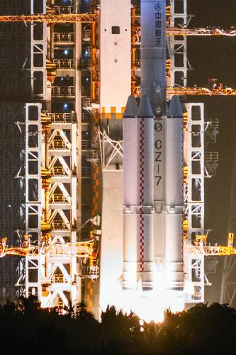 5月29日20时55分，搭载天舟二号货运飞船的长征七号遥三运载火箭，在我国文昌航天发射场点火发射。新华社记者 蒲晓旭 摄