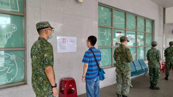 金门民众查看县政府公告（台湾《联合报》图）