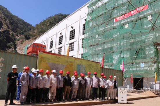 中刚两国工程人员参加蓄水仪式。刚果（金）布桑加水电站建设方供图