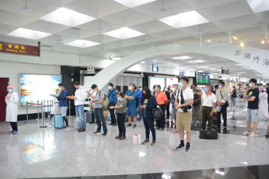 6月1日，抵达澎湖的旅客等待接受检测（台湾《联合报》图）