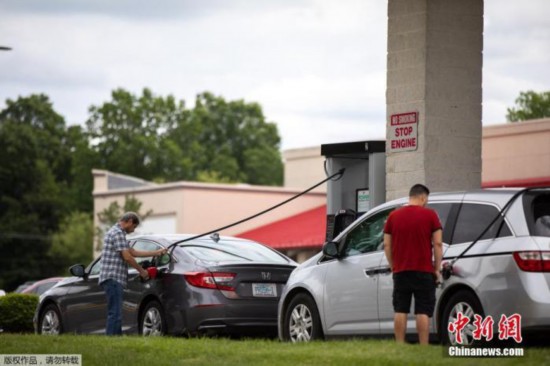 资料图：当地时间2021年5月11日，在北卡罗来纳州夏洛特市住宅区附近，汽车排长队加油，受到燃油管道关闭影响，美国弗吉尼亚州州长拉尔夫-诺瑟姆宣布该州进入紧急状态。