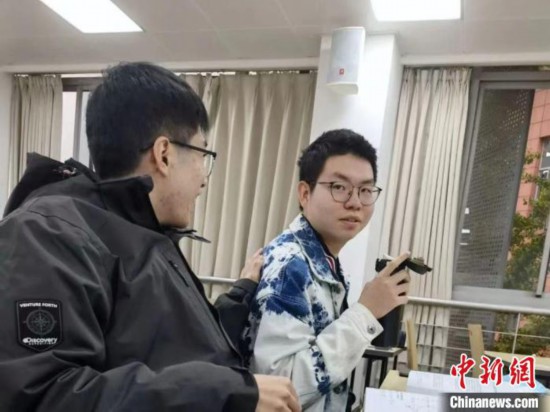 &ldquo;学霸寝室&rdquo;的室友一起自习。　四川大学供图