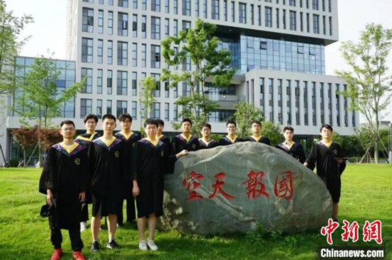 川大&ldquo;学霸寝室&rdquo;合影。　四川大学供图