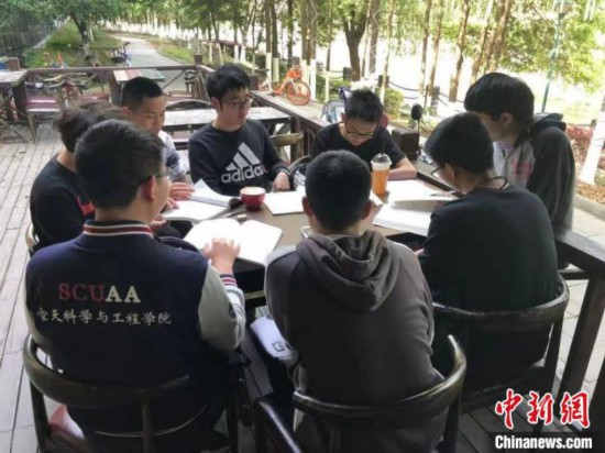 室友们一起学习。　四川大学供图
