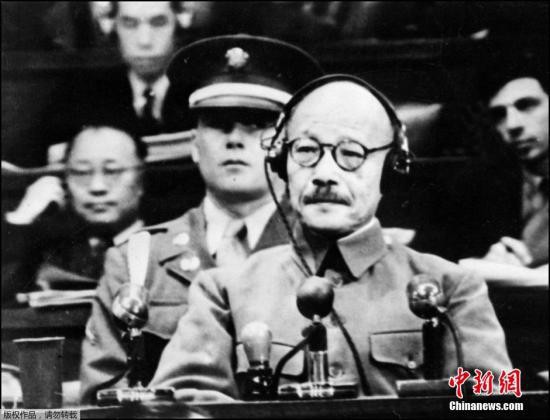 69年前的今天，1945年8月15日 (农历七月初八)，日本宣布无条件投降，历时六年的第二次世界大战宣告结束。第二次世界大战的战火燃及欧洲、亚洲、非洲和大洋洲。战争分为西、东两大战场，即欧洲北非战场和亚洲太平洋战场，是继一战之后发生的人类史上最大规模的战争。从欧洲到亚洲，从大西洋到太平洋，先后有61个国家和地区、20亿以上的人口被卷入战争，作战区域面积2200万平方千米。据不完全统计，战争中军民共伤亡8000余万人。二战时日本首相、陆军大将、第二次世界大战日本法西斯主犯之首，东条英机。