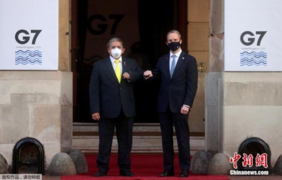 当地时间5月5日,英国伦敦,G7外长会在兰开斯特宫举行会议,现场严格执行“碰臂礼”。据英媒5日报道,在英国参加G7外长会议的印度代表团中,发现两例新冠病毒检测呈阳性病例,目前正在隔离。据报道,尽管印度不是七国集团成员,但该国被邀请参加本周在伦敦举行的七国集团外长会议。
