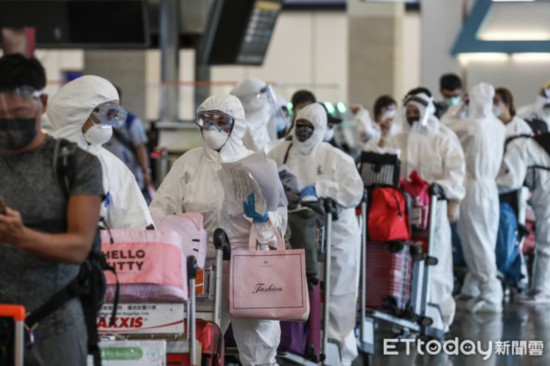 台湾疫情严峻，桃园机场出现人潮。图自台湾“ETtoday新闻云”