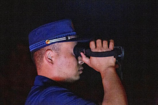 6月5日凌晨，云南省森林消防总队无人机侦察小组利用红外望远镜监测象群方位。新京报记者 郑新洽 摄