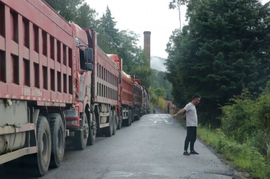 6月6日，云南省昆明市晋宁区夕阳乡，一处大象经过后的路段，&ldquo;堵象&rdquo;的卡车司机下车伸懒腰。新京报记者 郑新洽 摄