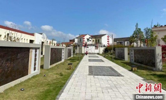 蚂蚁岛创业广场上，立着诸多雕刻，包括不少赞扬妇女精神的场景 项菁 摄