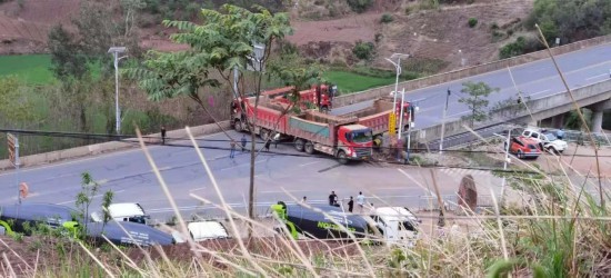 6月8日，昆明与玉溪市边界处，国道上设卡拦截象群，四辆卡车封堵。新京报记者 齐超 摄
