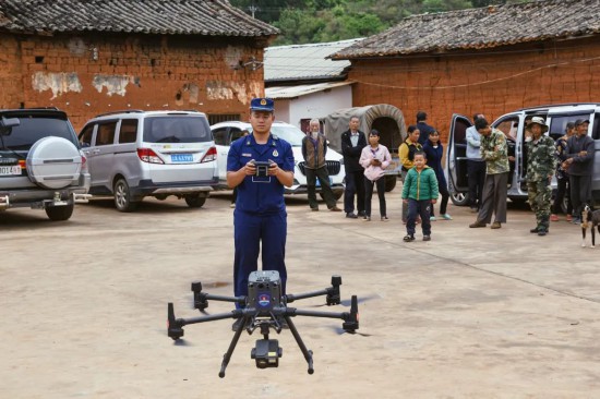 6月5日，云南省森林消防总队无人机侦察小组利用无人机监测象群方位，吸引村民围观。新京报记者 郑新洽 摄