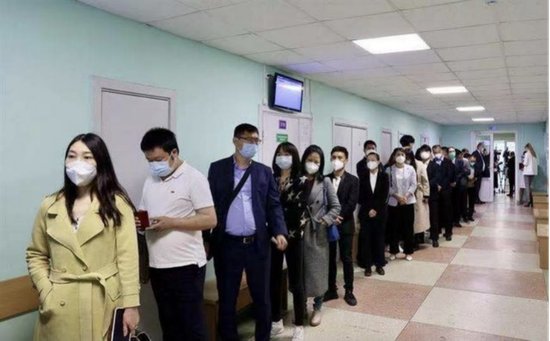 在中国驻白俄罗斯大使馆的全力推动下，&ldquo;春苗计划&rdquo;在白俄罗斯启动。5月31日，在白俄罗斯的中国企业员工和留学生等陆续在明斯克、布列斯特等地的当地疫苗接种中心接种国产疫苗。