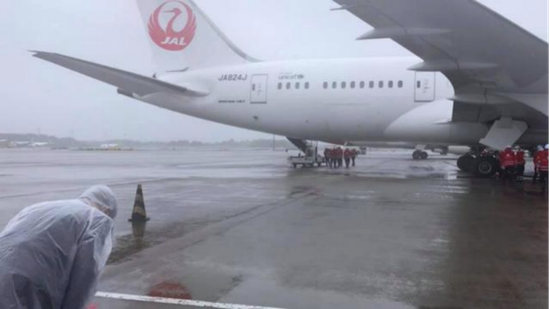 谢长廷向日本送台湾地区疫苗的飞机鞠躬