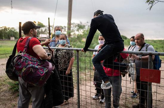  非法移民翻越边境墙