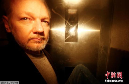 图为维基解密创始人朱利安·阿桑奇抵达法院。 