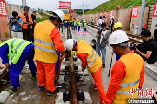 赣深高铁全线铺通年底将开通运营