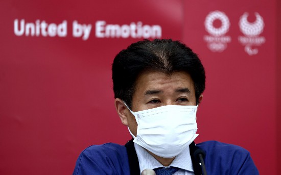 东京奥组委奥运举办统管中村英正出席新闻发布会。图/新华社