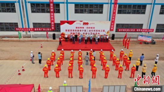 贵南铁路接触网第一杆成功组立