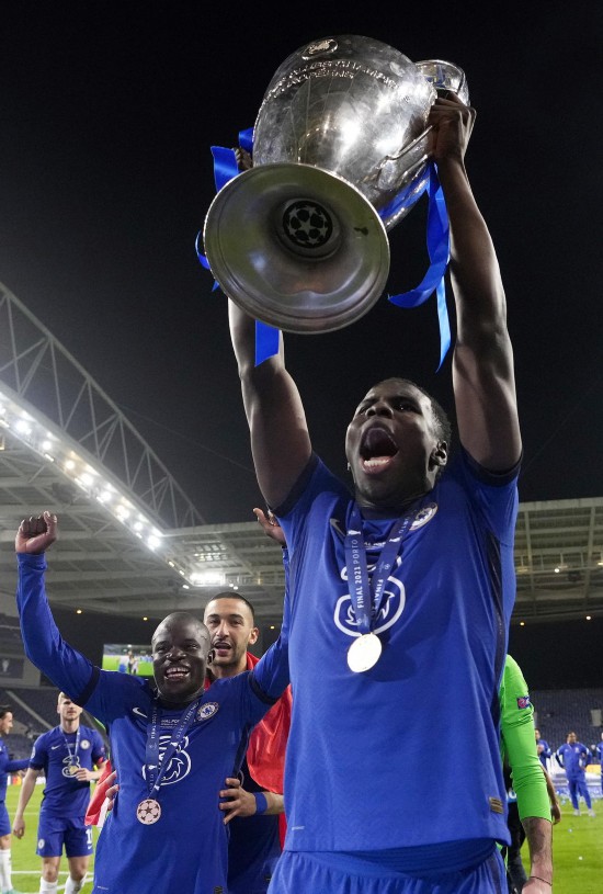 当地时间2021年5月29日,坎特举起欧冠冠军奖杯图据IC photo