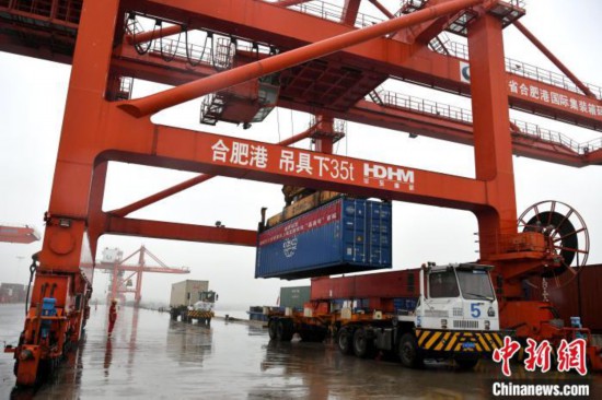 17日8点58分，&ldquo;港航巴士&rdquo;合肥直达上海外贸定制航线开通。　韩苏原 摄