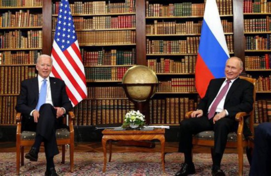 （图片说明：6月16日，美国总统拜登（左）和俄罗斯总统普京在瑞士日内瓦的拉格朗热别墅举行会晤。新华社发，Pool图片，丹尼斯·巴利布斯摄）