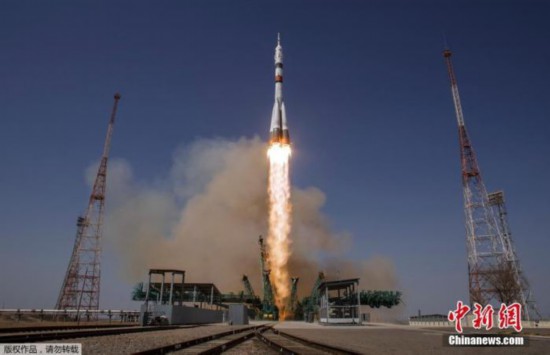 资料图:搭载着俄“加加林”号飞船的“联盟—2.1a”火箭从哈萨克斯坦拜科努尔发射场升空。