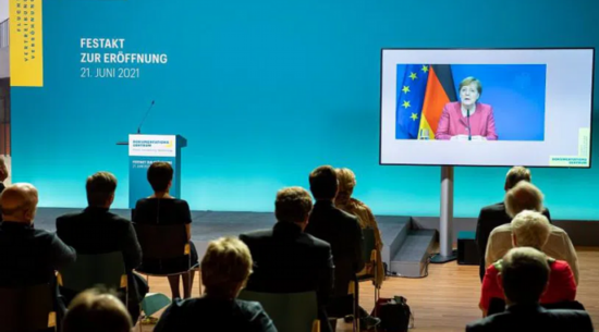 △图片来源德新社 德国总理默克尔21日通过视频连线方式出席揭幕仪式