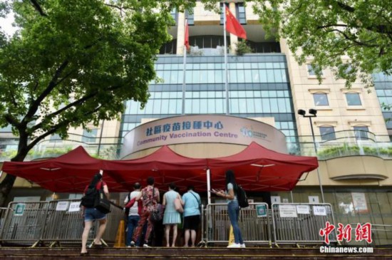资料图：香港市民于中央图书馆社区疫苗接种中心门口排队等候接种新冠疫苗。 中新社记者 李志华 摄