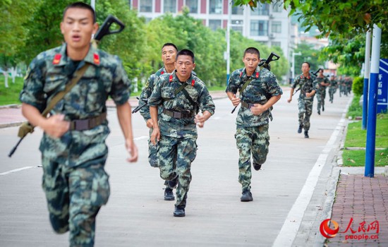 进行五公里武装越野训练。