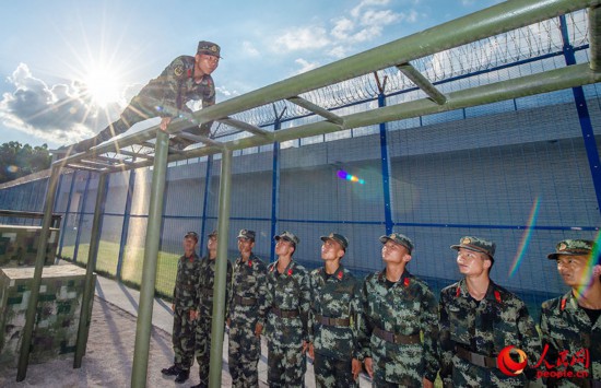 进行快速通过障碍云梯训练。