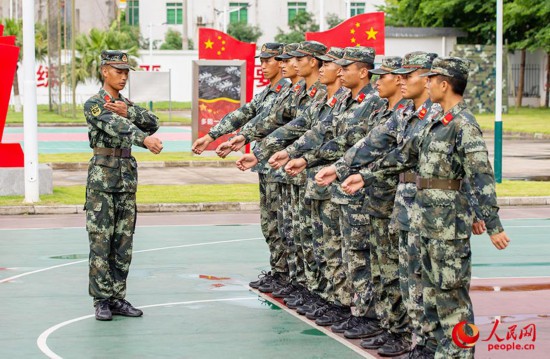 武警官兵正在进行教学法训练。