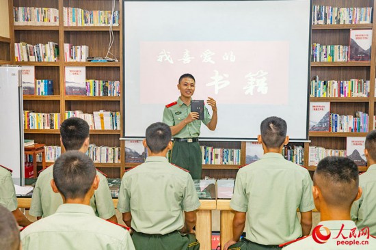 中队通过定期组织书籍分享会，官兵相互分享喜爱的书籍。
